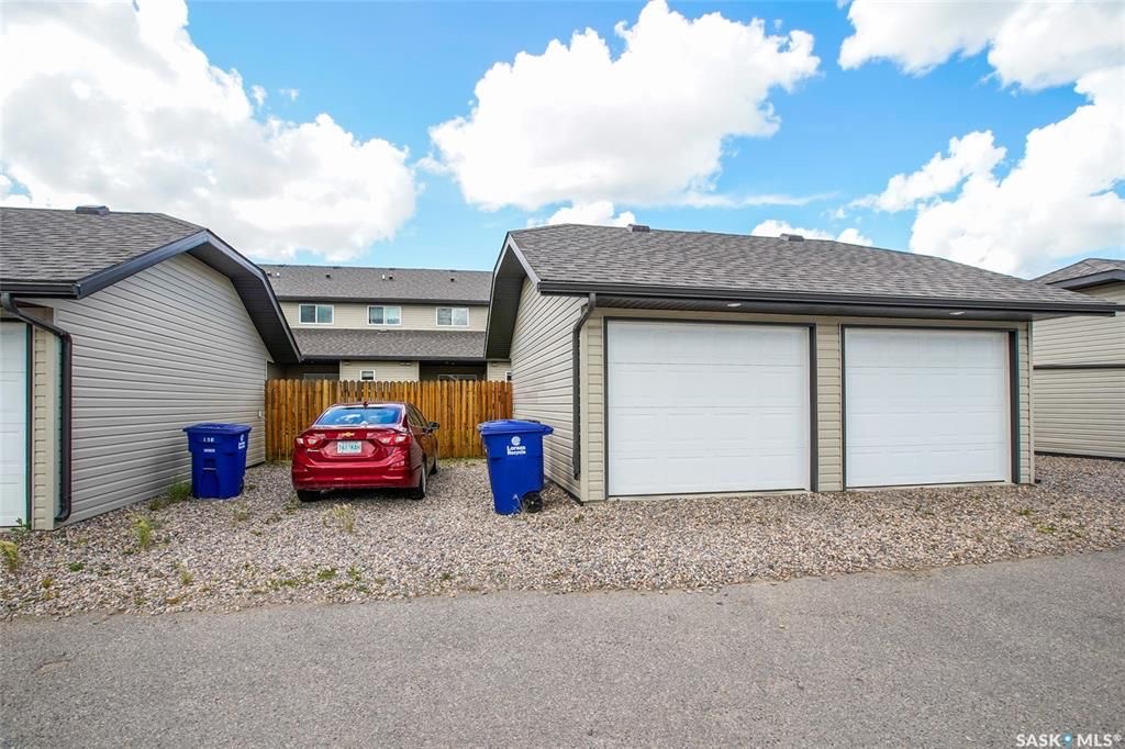 Willowgrove小区2012年建1320尺3房3卫联排别墅出售。房屋年代新，步行百米至两所小学和公园，近百年高中，近购物中心。一楼朝阳自然光充足，客厅宽敞明亮。9英尺挑高，高级复合板地板，全花岗岩台面，枫木橱柜，不锈钢厨房设备。二楼2个超大卧室均带独立洗手间和步入式衣柜。地 - 18