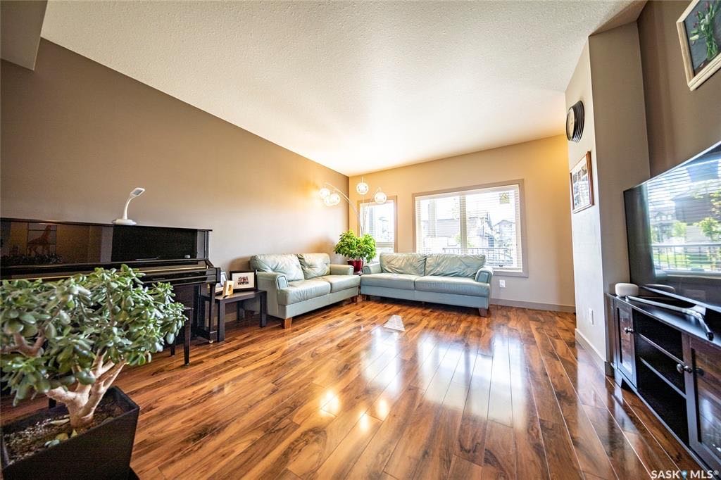 Evergreen 小区2013年建3房3卫联排别墅出售。房屋状况如新，可步行至小学和公园，近购物。一楼客厅宽敞明亮，9英尺层高，高级复合板地板，全花岗岩台面，枫木橱柜，厨房设备齐全。二楼洗衣房，超大主卧带完整洗手间和步入式衣柜。地下室未装修。带中央空调。私密后院，单车库外加一车 - 5