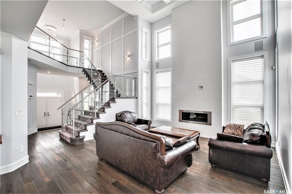 稀缺Rosewood小区背靠绿地，近湖私密，步行至小学，近2400尺4房5卫独立屋出售。前样板间，过8000尺大地块，里外顶级装修配置，挑高18尺高跃层吊顶客厅，开放式设计，顶配装修大尺寸厨房，卫浴，多面大窗户采光极佳，每个卧室均有独立洗手间配置。地下室装修有大活动厅 - 5