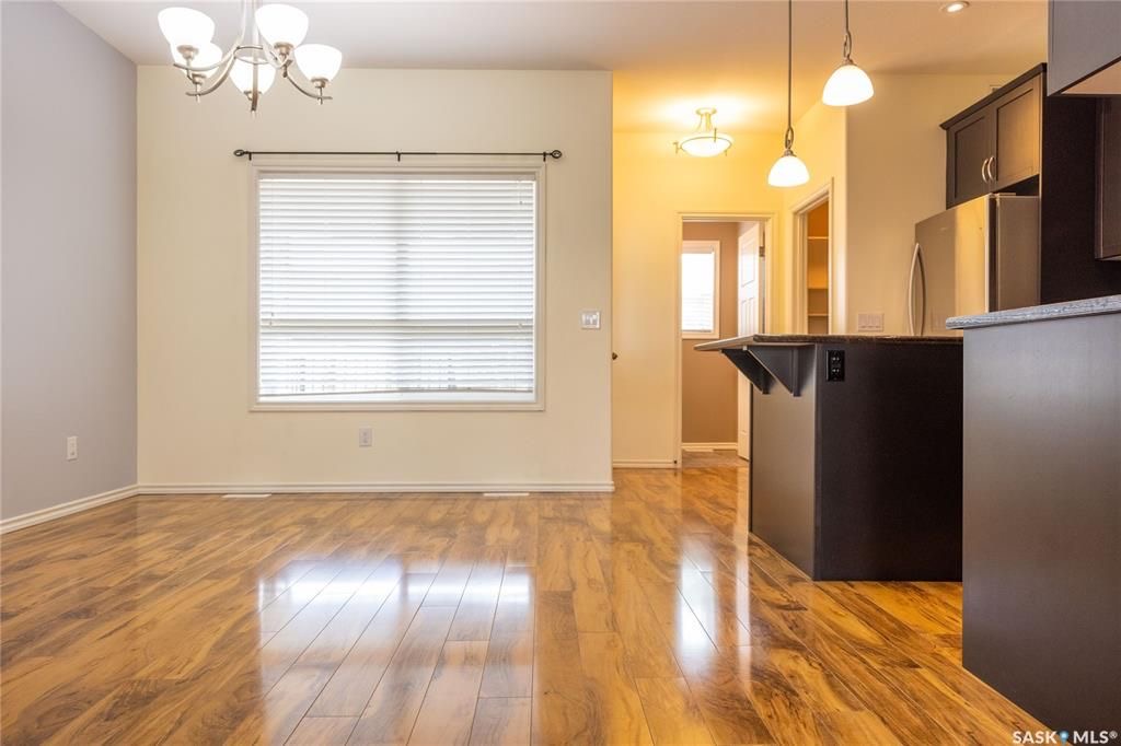 Willowgrove小区4房4卫双车库联排出售。带独立私密小院，主卧带完整洗手间。步行百米小学，近高中，购物。房屋保养佳采光好，高档装修：大理石台面，不锈钢家电，大尺寸房间，一车库一车位，地下室专业装修。挂牌价格：$339000。详情请联系地产经纪Gary Gai 盖王睿 - 4