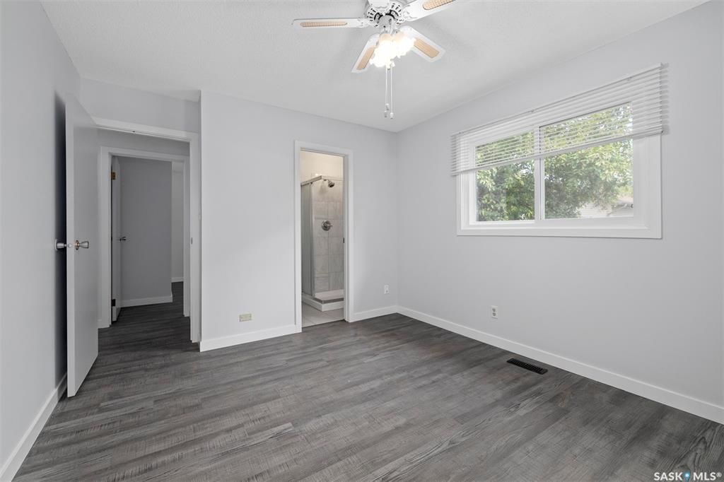 West College Park 步行100米至Evan Hardy小学，全新装修5房5卫独立屋出售，地下室带2室2书房3洗手间独立厨房出租套间。本地人业主。楼上3房2卫，主卧带洗手间，新窗户，新地板，新台面，但车库外加5车位。布局合理，适合自住加投资。开价$415000 - 7