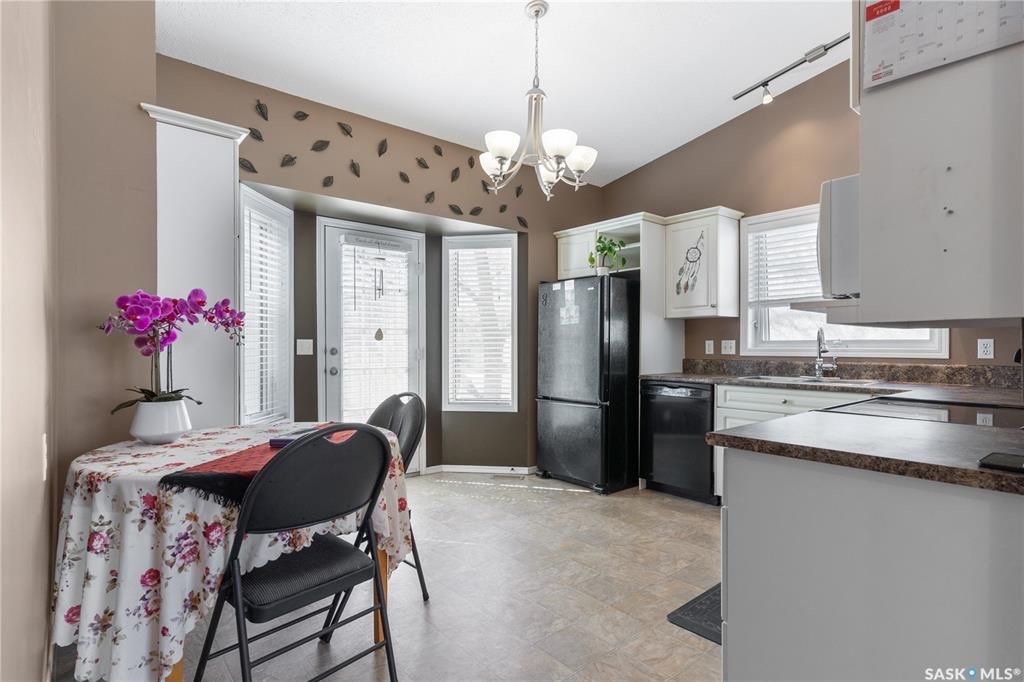 Wildwood小区错层边户联排出售。3房2卫连房子单车库外加室外双停车位，后院露台。主层挑高天花板，合成板地板，半地下室大窗户，近期更换高校锅炉和热水器。房屋保养优，采光好，近公园，学校，购物。挂牌价格 $305,000。详情联系地产经纪Gary Gai 盖王睿 3063413 - 11