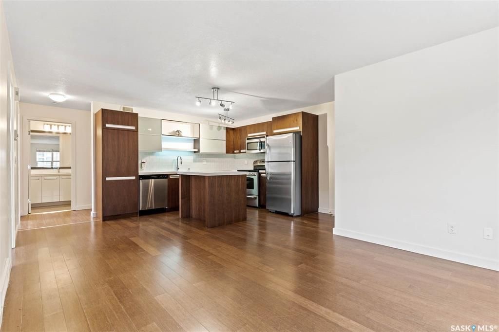 Willowgrove 小区两房一卫带未装修地下室边户联排出售。高档装修，多窗户好采光，开放式设计，竹木地板，厨房大理石台面，现代带阻尼橱柜，不锈钢家电。洗手间瓷砖地板带浴缸。卧室合成板地板。全新刷漆。外带一个室外停车位。小区内有健身房，游泳池等公共设施。位置方便近公园，学校，购 - 12