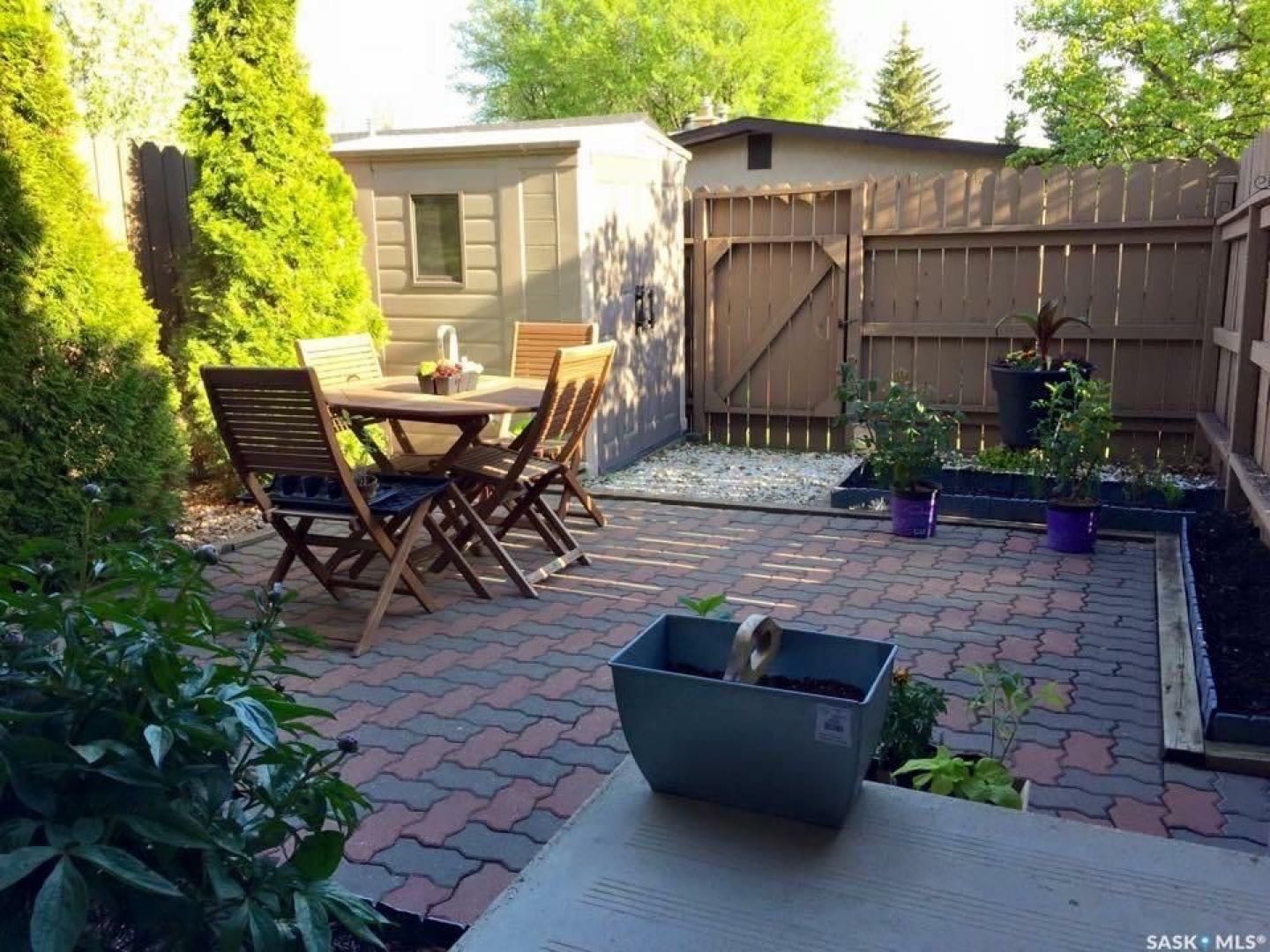 Wildwood小区近8街交通便利，3房2卫带独立小院联排屋出售。后院朝南好彩光，两个停车位，实木地板，升级橱柜，二楼3个大卧室，地下室装修有一活动厅一书房，升级有高效锅炉热水器，窗户，瓦片，烘干机，中央空调。房屋保养极佳！挂牌价格 $238800。详情联系地产经纪Gary Ga - 9