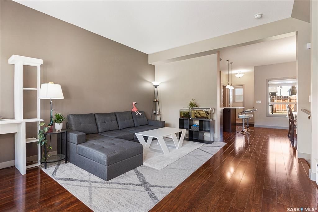 Evergreen小区核心路段2014年建1314尺3房3卫联排别墅出售。房屋状况如新，可步行至小学和公园，近高中近购物。一楼客厅宽敞明亮，9英尺层高，高级复合板地板，全花岗岩台面，枫木橱柜带阻泥，厨房不锈钢家电齐全。二楼3个大卧室，洗衣房，超大主卧带完整洗手间和步入式衣柜。地下 - 8