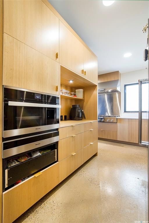 Aspen Ridge小区3600尺地下室步出式独立屋出售！超过5000尺居住面积，绝佳位置背靠自然保护野地，绝佳无遮挡小湖景视野。4房6卫双厨房（中式+西式+嵌入式德国米勒顶级家电), 室内室外独一无二顶级配置装修，全屋水泥地面高科技地热系统，全屋智能系统，7个天窗，白橡木加大 - 26