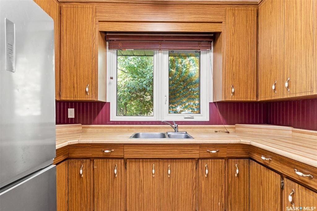 绝佳好位置Greystone Heights小区，步行至大学，8街购物等设施。大尺寸1310尺4房4卫平层独立屋出售。占地7326尺大地块，原橡木地板，客厅带天然气壁炉，好彩光，主卧带独立洗手间，地下室带独立出入口，完整装修有一个多功能厅带水吧台，独立书房，一个大窗户卧室，另有2 - 18