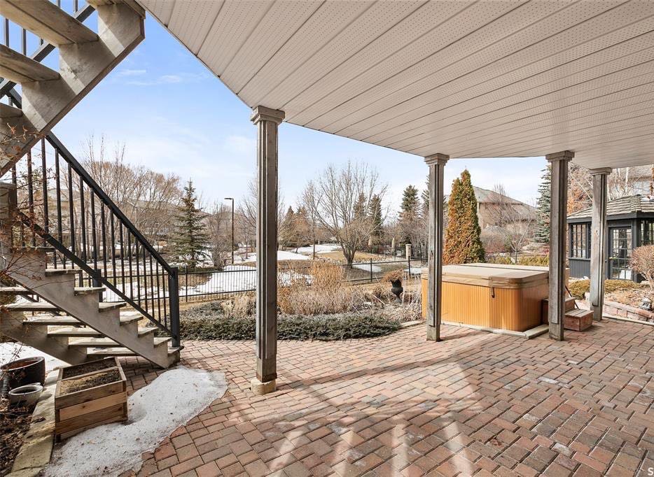 背靠小溪公园地下室步出式独立屋1522尺，位处Erindale小区最优质路段之一，前后安静，全景大窗，好采光。层高挑高。前房主为萨省当地知名西人画家，5房3卫，过8000尺大地块，窗，瓦，锅炉，热水器，地板全更新。家具可以议。有意请联系地产经纪Gary Gai - 8