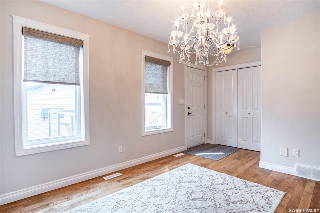 Willowgrove小区2010年建1406尺4室4卫双层独立屋出售。近公园，学校，购物中心，交通便利。高档社区，高品质装修。最近翻新实木地板和瓷砖地板，厨房全大理石台面，较新的不锈钢设备。地下室装修有一房一大家庭厅一书房一洗手间。外加双保温车库，大露台，后院合理设计且私密性强 - 9