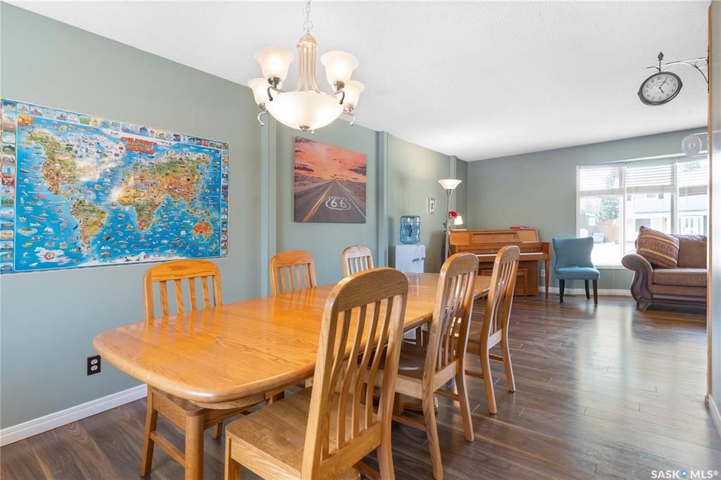 West College Park小区1797尺独立屋出售。位置位于小区核心安静街道，可步行到达双语小学，高中，8街购物等。5 房4卫3个大厅，地下室完全装修，主卧带独立洗手间，连房子双车库外加4车道。房屋门窗，地板，车库，厨房，外墙，室内墙面，瓦片，锅炉热水器大部分更新。后院宽 - 11