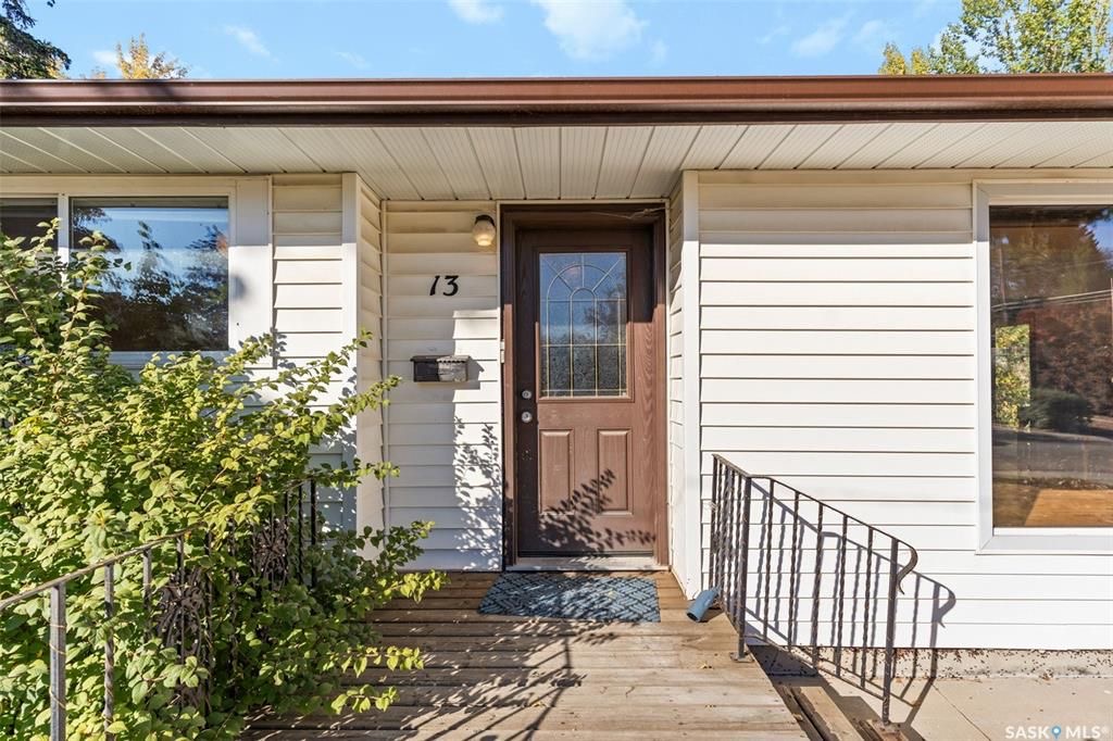 绝佳好位置Greystone Heights小区，步行至大学，8街购物等设施。大尺寸1310尺4房4卫平层独立屋出售。占地7326尺大地块，原橡木地板，客厅带天然气壁炉，好彩光，主卧带独立洗手间，地下室带独立出入口，完整装修有一个多功能厅带水吧台，独立书房，一个大窗户卧室，另有2 - 7