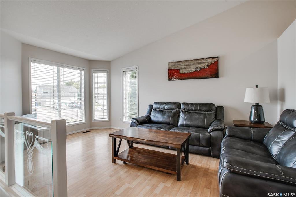 Arbor Creek小区 Bi Level 错层独立屋出售。位置安静便利近公园，小学，百年高中。挑高顶，多窗户大客厅，4房3卫。地下室完全装修，大窗户，大活动厅。新换瓦片，全新刷漆，新不锈钢家电。 另有独立私密后院和连房子双车库车库。挂牌价格 $399000。详情联系Royal - 5