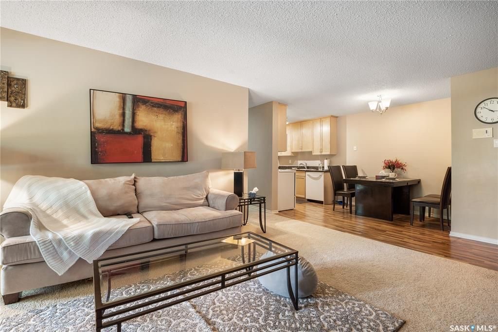 Wildwood小区核心路段3房2卫边户公寓出售，步行至8街购物，小学，公园，游泳馆，室内网球，图书馆。带大露台及储物间，双车位，枫木厨房大理石台面，明亮客厅带电子壁炉，主卧带独立洗手间。独立洗衣机烘干机（2022新换）。社区有健身房，壁球，桌球设施。可自住或投资。挂牌价格：$1 - 8