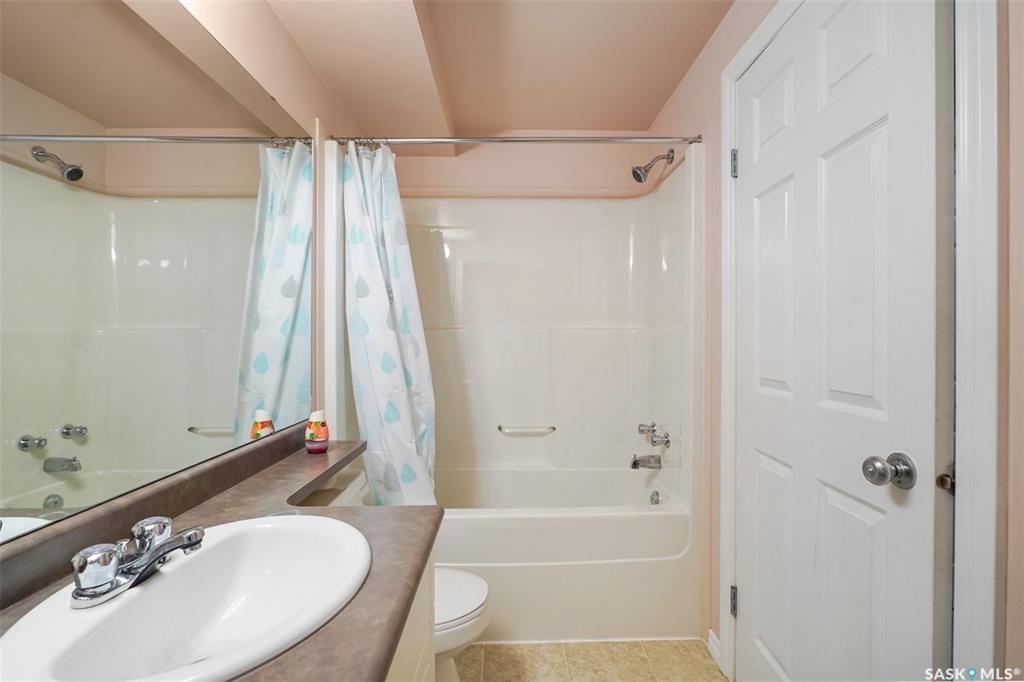 Briarwood小区私密联排出售3房3卫，安静边户多窗户采光好，安静私密绿地，背面没有邻居。二楼三个大尺寸房间，地下室装修有1超大多功能厅外加洗手间，保养如新，实木地板，升级橱柜，天然气壁炉，天窗，中央冷气等。挂牌价格 $285000。详情联系地产经纪Gary Gai 盖王睿  - 21