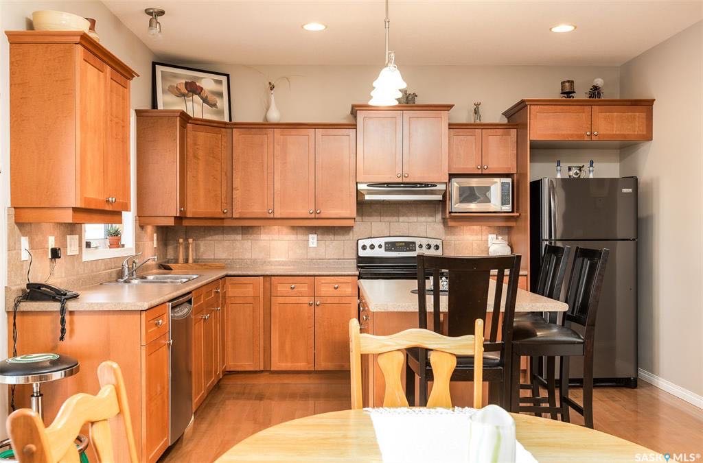 Briarwood小区核心路段两层独立屋出售，一手房本地西人房主，大地块，背靠公园绿地好风景。2007年建，保养如新。1630尺，4房3卫。高效锅炉热水器，一半瓦片新换。家具可议。开价：$499900。有意请联系地产经纪Gary Gai 3063413677 微信：gary367 - 7