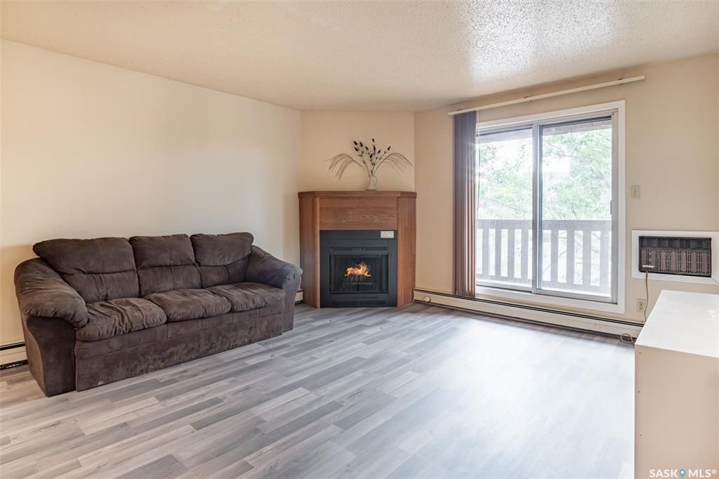 Wildwood小区868 尺2室1卫公寓出售。位于Saskatoon繁华的8th Street，近高尔夫球场，公园，civic center，交通便利。顶层西朝向公寓，含阳台，一个地上车位，独立洗衣烘干机，全新合成地板，墙壁全新。橱柜，洗手间和部分家电近期更新。挂牌价格：$12 - 6