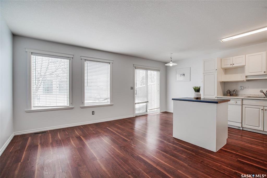 Erindale小区3室2卫联排，1207尺，可以步行至两所中学（St Joseph 和 Centennial 高中） 小学，商业购物方便。保养好，彩光好，地下室装修完工，带连房车库。开价$239000。 有意请联系地产经纪Gary Gai 3063413677 微信：gary3 - 4