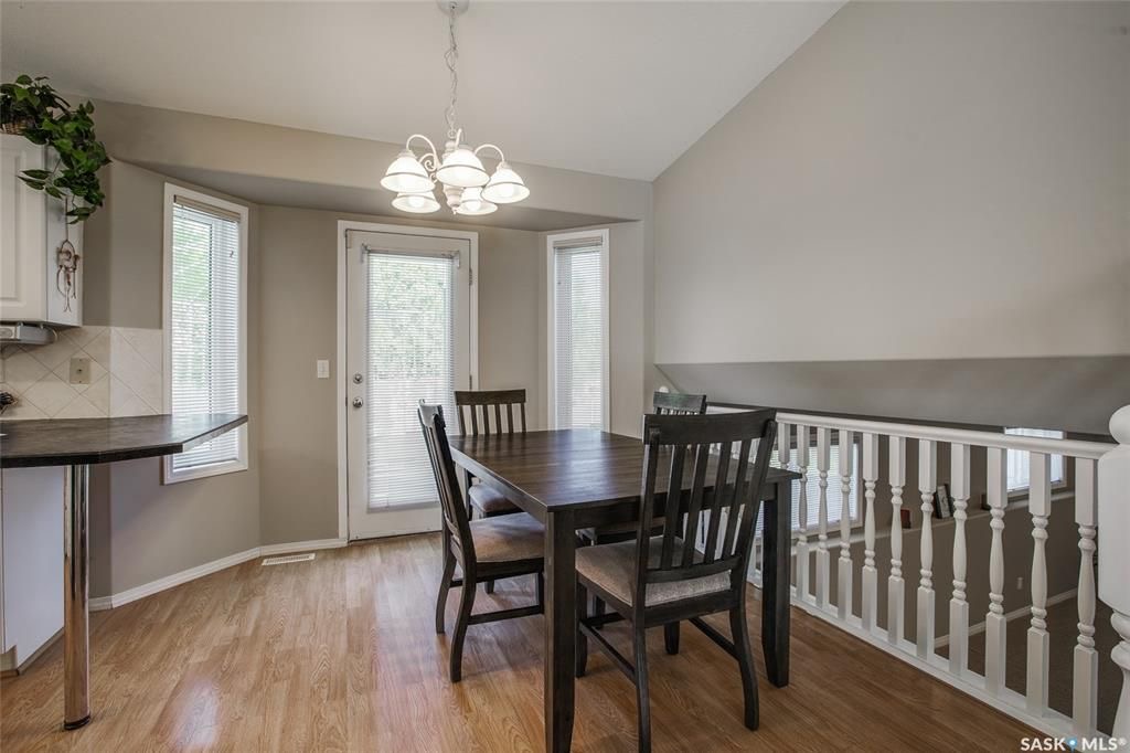 Lakeridge小区1995年建4房3卫3厅独立屋出售。尖顶挑高，3大卧室主卧带洗手间，半地下大活动厅，半地下大窗房间，私密大院子，双车库。保养佳，新刷漆。挂牌价格 $419000。详情联系地产经纪Gary Gai 盖王睿 3063413677 微信：gary3677 - 6