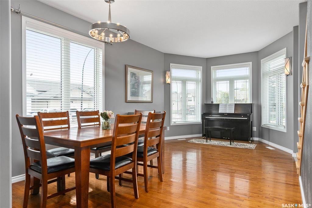 Willowgrove 2062平方尺独立屋出售。4房4卫，高档装修：9尺高层高，实木地板，超现代高级用料厨房（金属桶面板，耐用水泥台面）2楼3房2卫加多功能厅。地下室装修有一房一厅一卫。朝南大院子。步行至小学和公园.有意请联系地产经纪Gary Gai 盖王睿 306341367 - 6