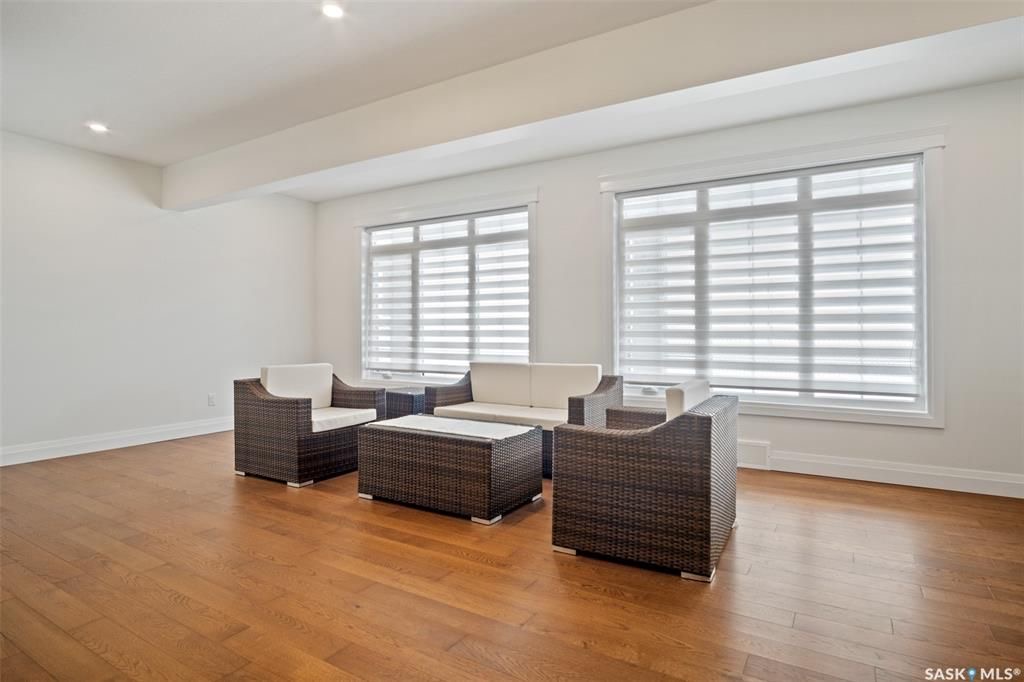 Aspen Ridge小区近3000尺地下室步出式独立屋出售！绝佳位置背靠自然保护野地，绝佳无遮挡小湖景视野。6房5卫3厅2书房，层高10尺，开放式设计，高档装修，天然气炉头，定制厨房橱柜，超大主卧，带私密阳台。地下室步出式2房2卫1大家庭厅。全屋工程木地板，分区温控系统，地下室 - 8