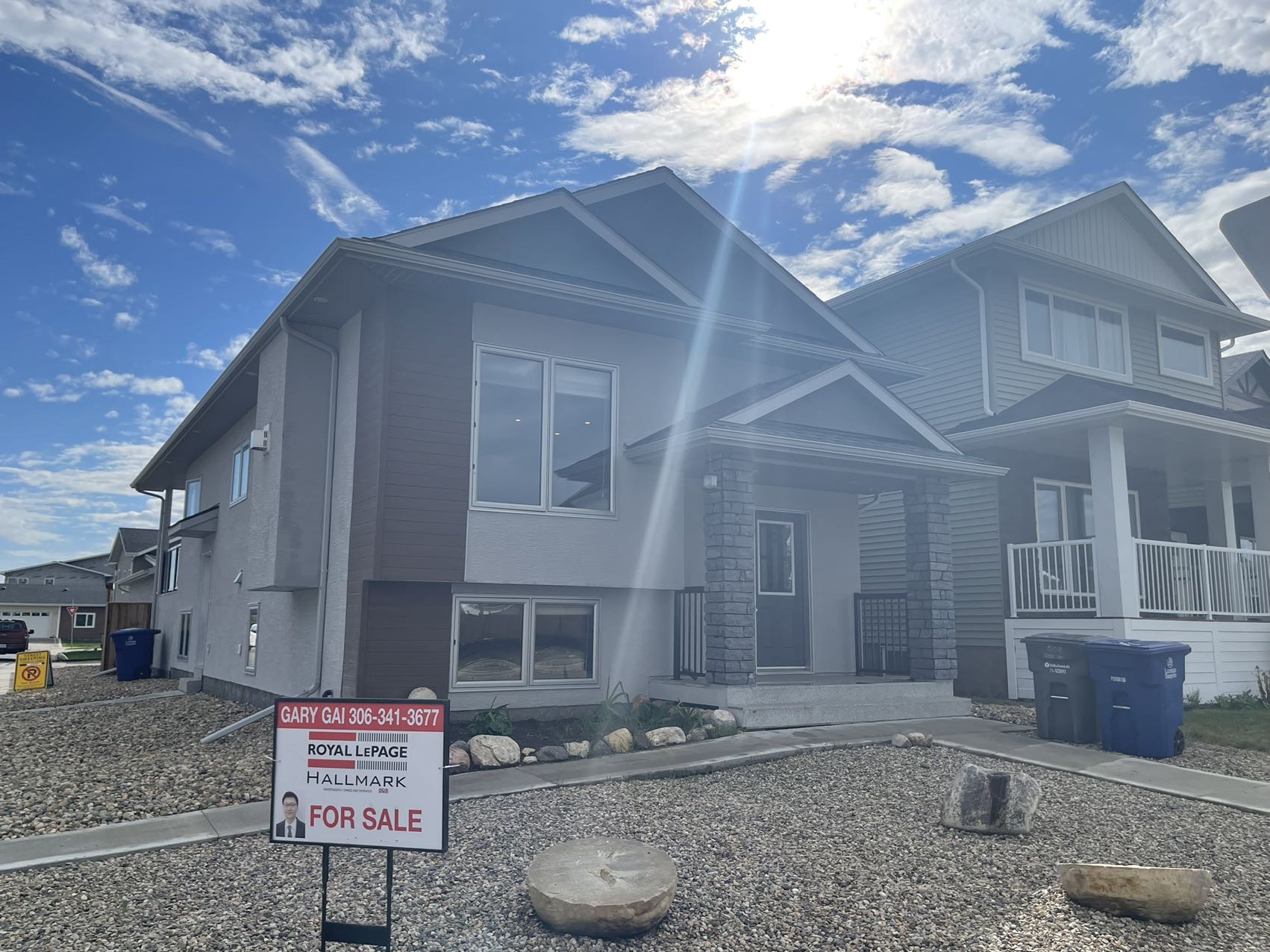 Aspen Ridge小区1165尺错层独立屋出售，本地西人业主，6房3卫，半地下室大窗带合法出租1厨1厅 2房间1卫分电表，独立出入独立洗衣烘干，独立热水器换风系统，另有1大厅或者房间用于主层住户使用，高档装修，全屋9尺，大理石台面，升级厨柜，双车库，拐角地块多停车位，带顶露台 - 6