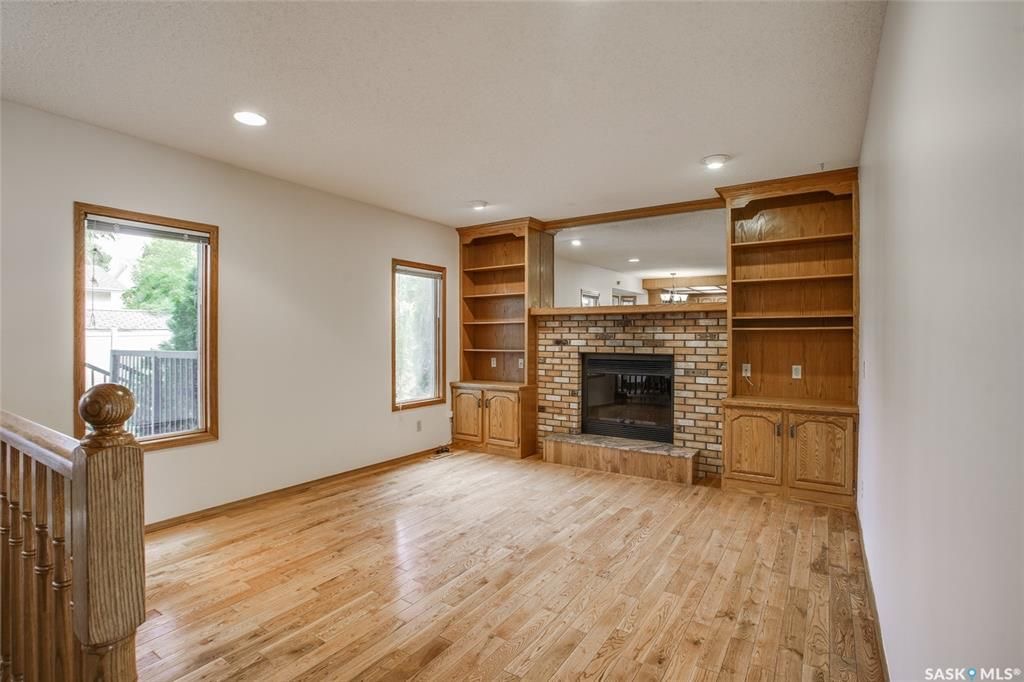 Silverspring小区1680尺4房4卫独立屋出售，安静路段步行百米至两所小学。全新刷漆，新换部分地毯，大理石台面。主卧带洗手间。地下室装修有一房一厅一卫。私密超大后院绿树成荫，连体双车库。挂牌价格 $449000。详情联系地产经纪Gary Gai 盖王睿 - 9