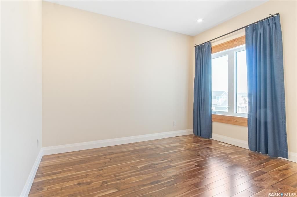 Aspen Ridge小区超大尺寸2016尺两层独立屋出售。好采光，保养如新，高档装修：9尺层高，实木地板，大理石台面，壁炉，不锈钢家电。主层有额外书房，二楼4个大卧室，地下室保温完成。带露台和独立双车库。挂牌价格：$499000。 有意请联系地产经纪Gary Gai 30634 - 16