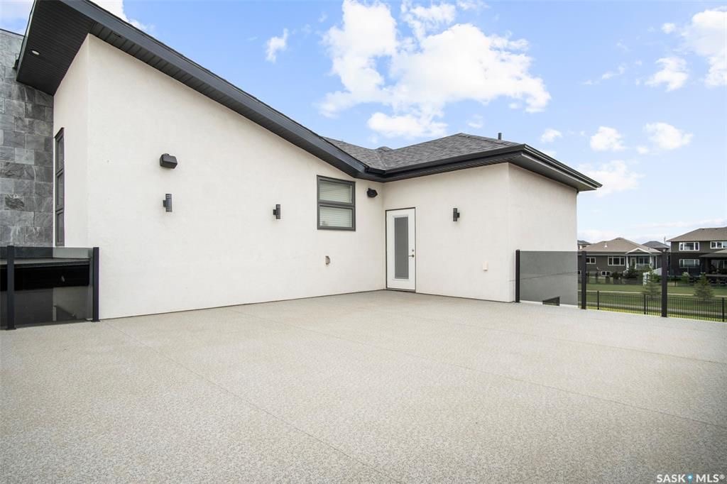 Rosewood小区2419尺现代风格2层独立屋出售。本地人业主，背靠公园绿地。3房3卫+1书房。顶级豪华装修：双向壁炉，软木地板，核桃木橱柜，大理石台面，全屋自动控制系统，主卧带5片豪华洗手间，二楼外加655尺超大阳台。位于小区最佳街区之一。挂牌价格：$829900。 有意请联 - 32