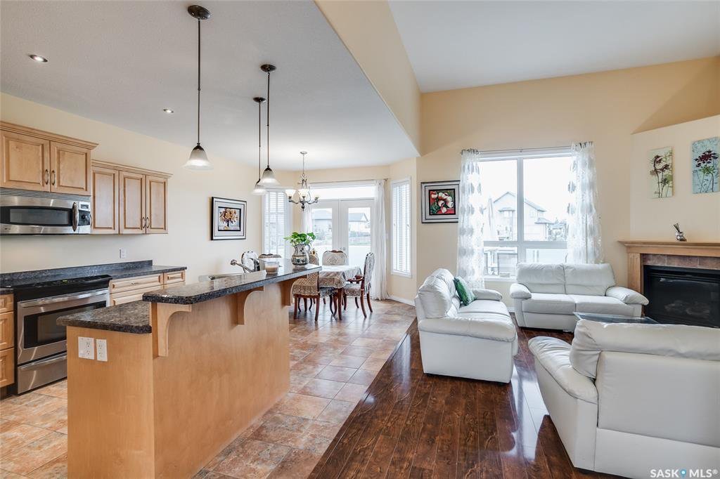 Willowgrove小区背靠公园地下室步出式独立屋1600尺（不含地下面积），前后安静，全景大窗，全天好采光。层高挑高。5房4卫外加1书房，大地块。大露台私密院子保养佳。挂牌价格：$609000。详情请联系地产经纪Gary Gai 盖王睿 3063413677 - 6