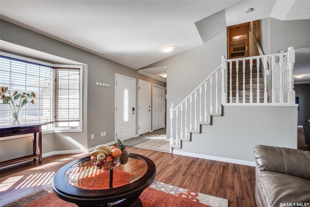 Erindale小区5房4卫另带1书房独立屋出售。步行至John Avant小湖公园，近Father Robinson和Dr John G Egnatoff小学。保养极佳，近年来大量升级更新：不锈钢家电、锅炉，热水器等。挑高顶设计。一层大书房可做第六个房间。地下室装修有2个卧室 - 4