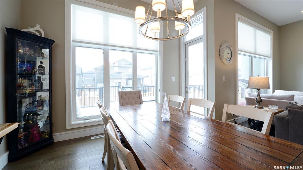 Evergreen小区步行800米至小学，2015年Royalty Construction 建商顶级装修，1915尺Modified Bi Level错层独立屋出售。外墙外立面，灯饰，瓷砖实木地板全面顶级升级配置。4房3卫外加一个大书房，11.5尺高顶，定制橱柜一体厨房奢华家电 - 7