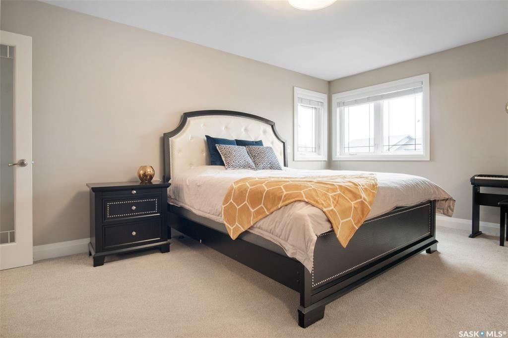 Evergreen 小区5房3卫错层独立屋出售，位于小区最优路段，安静宽敞私密，近小学，高中，公园，购物。高档装修，开放式设计，挑高尖顶，实木地板，飘窗，升级枫木厨房带不锈钢家电和角柜，全大理石台面及厨房背景砖，主卧带步入衣柜高档明卫干湿分离双洗手台洗手间，半地下室大窗户明亮如地 - 17