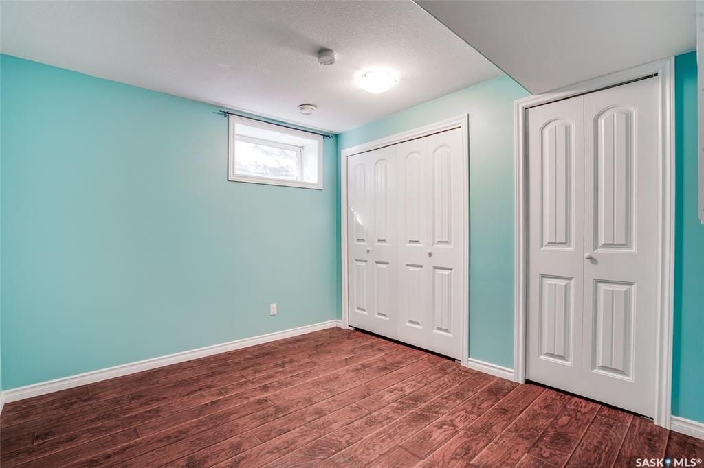 Willowgrove小区4房4卫加1书房联排出售。带独立私密小院，主卧带完整洗手间。步行百米小学，近高中，公园，购物。房屋保养佳采光好，高档装修：大理石台面，不锈钢家电，大尺寸房间，一车库一车位，地下室专业装修。挂牌价格：$315000。详情请联系地产经纪Gary Gai - 8