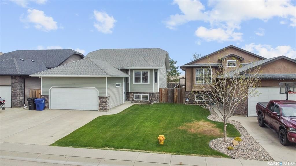 Willowgrove小区5房3卫错层独立屋出售，背靠农地美景，私密无遮挡视野。开放式设计，挑高尖顶，实木地板，枫木厨房带不锈钢家电和角柜，主卧带步入衣柜独立洗手间，半地下室多大窗户9尺层高，2房1超大活动厅外加豪华独立洗手间。双车库带保温，大后院大露台。房屋采光好，保养佳。挂牌 - 5