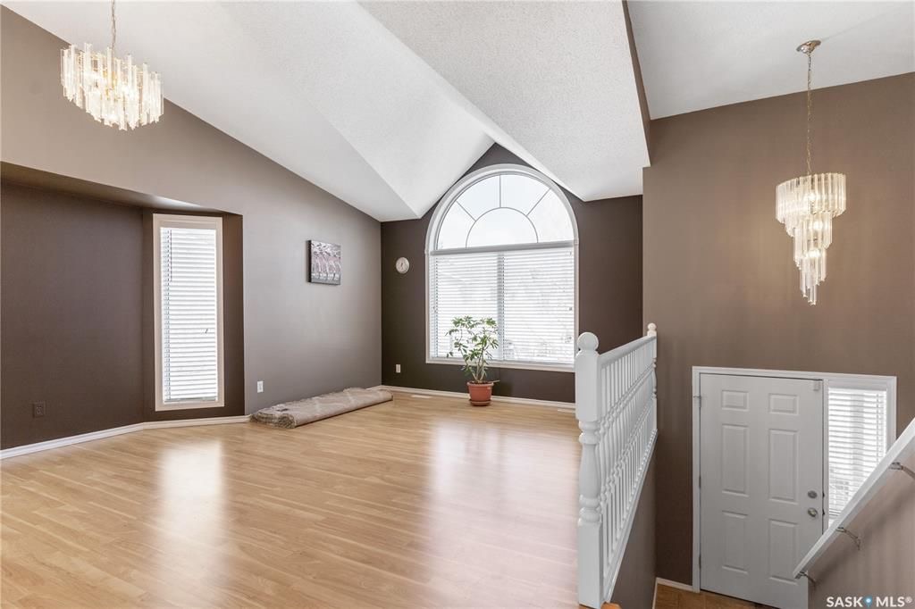 Wildwood小区错层边户联排出售。3房2卫连房子单车库外加室外双停车位，后院露台。主层挑高天花板，合成板地板，半地下室大窗户，近期更换高校锅炉和热水器。房屋保养优，采光好，近公园，学校，购物。挂牌价格 $305,000。详情联系地产经纪Gary Gai 盖王睿 3063413 - 6