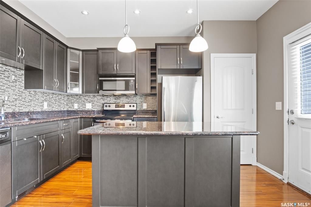 Willowgrove小区2011年建1310尺3房3卫联排别墅出售。房屋年代新，高档社区，整体保养得当。交通便利，可步行至两所小学和公园，近百年高中，近购物中心。一楼朝阳自然光充足，客厅宽敞明亮。一层9英尺挑高，高级复合板地板，全花岗岩台面，枫木橱柜，厨房设备齐全。二楼3大卧室 - 7