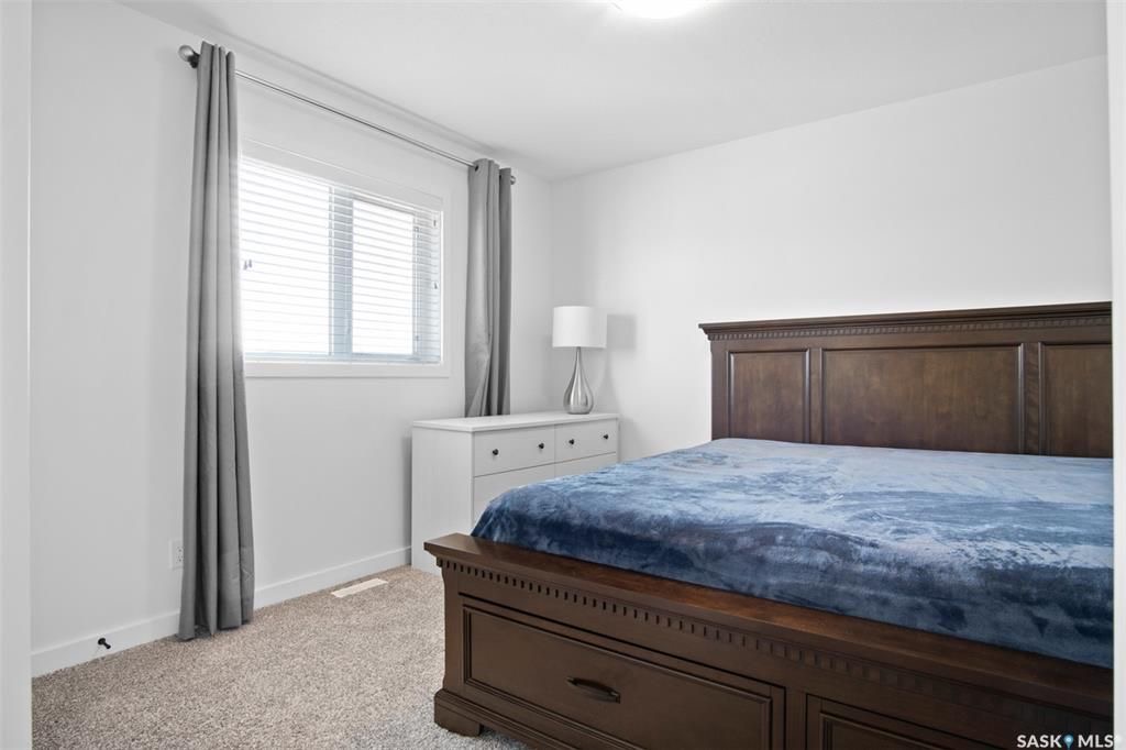 Brighton小区2019年建近2000尺4房4卫独立屋出售！院子私密不靠邻居，步行至公园，购物，及未来规划小学。1 楼9尺层高，带独立书房，开放式设计客厅带壁炉，厨房大理石台面，背景砖，高级不锈钢家电，带独立角柜。大窗户好朝向好彩光。二楼3个大卧室外加超大多功能厅，大主卧带步 - 24