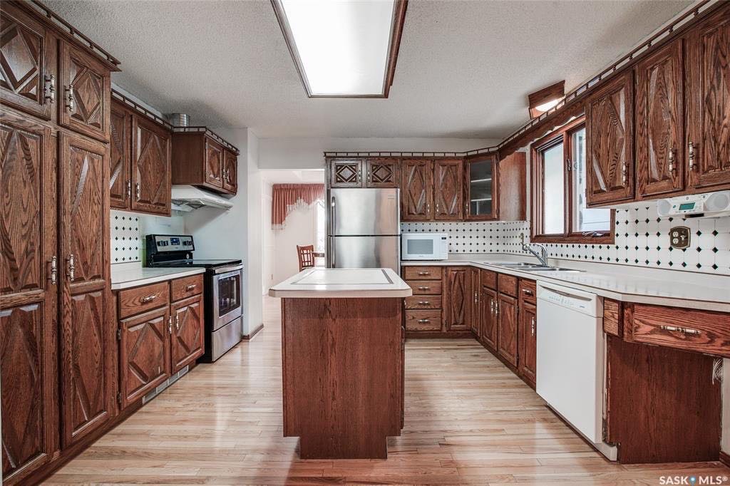 Forest Grove小区2270尺独立屋出售。安静路段，近小学，公园，附近购物，近St Joseph 和Centennial百年高中。 4房3卫，双车库+RV Parking。超大空间。双厅，双餐厅，4个大尺寸房间外加一书房。私密院子。新更新锅炉热水器，大部分家电 - 8