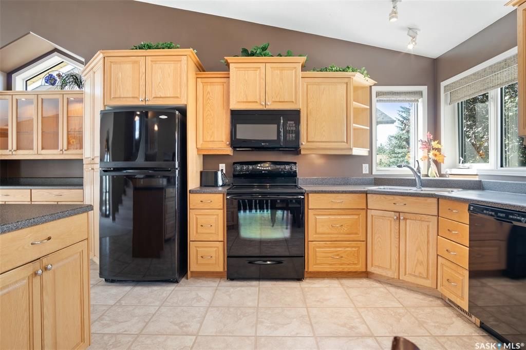 Erindale小区核心地段4房3卫1979尺独立屋出售。步行百米至两所小学Dr. John G. Egnatoff & Father Robinson), 两所高中 St Joseph & Centennial Collegiate, 购物及公园。房屋保养好，开放设计，采光通透 - 11