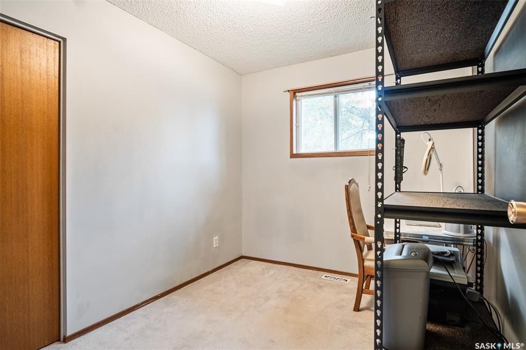 LAKERIDGE小区1984年建3室2卫独立屋，995尺。可以步行至附近商业购物方便，近小学，近公园。房屋保养好。一楼整体设计合理，客厅有大飘窗，自然光充足，宽敞明亮。功能型厨房，台面面积大。一楼三间大面积房间，主卧内充足空间可以外加额外洗手间。地下室已装修，一个大家庭房，两间 - 6