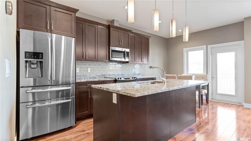 Willowgrove小区3房3卫，连体车库外加双车位，独立后院，联排出售。本地知名建商Riverbend，房屋保养如新。一楼9尺层高，高级复合地板，大理石台面，不锈钢家电。二楼3房2卫。主卧带独立洗手间和步入衣柜。地下室带2个窗户，未装修。后院另有独立带顶露台。位置步行至小学， - 7