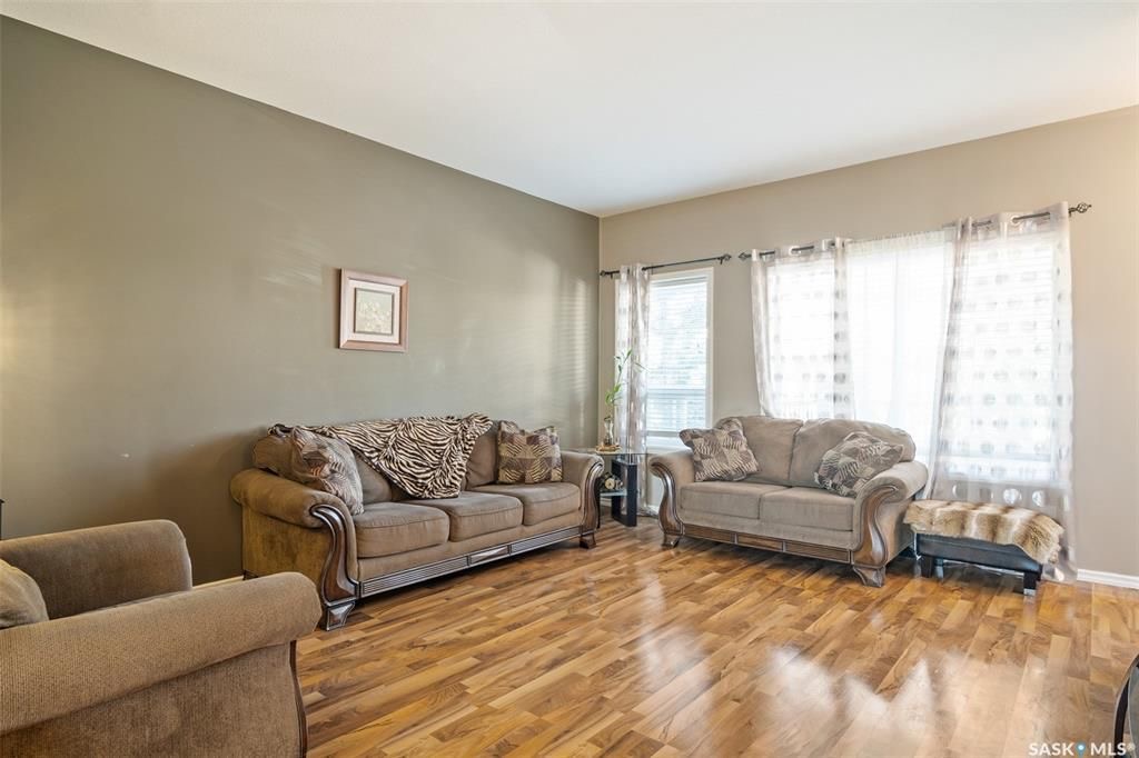 Willowgrove小区2013年建1360尺3房3卫联排别墅出售。房屋年代新，高档社区，整体保养得当。交通便利，可步行至两所学校和公园，近购物中心。房子是边户，一楼自然光充足，客厅宽敞明亮。一层9英尺挑高，高级复合板地板，全花岗岩台面，枫木橱柜，厨房设备齐全。二楼洗衣房，超大 - 5