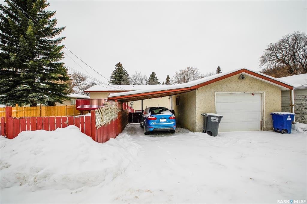 Exhibition小区安静街区，步行至河边，1120尺3+2房Bi Level错层独立屋出售。半地下室带2房一厅一厨一卫合法出租套间，独立出入，独立电表，独立锅炉暖气。租金稳定租客长期。另有单车库+一个车棚。更新有锅炉，瓦片 挂牌价格 $325000 - 8