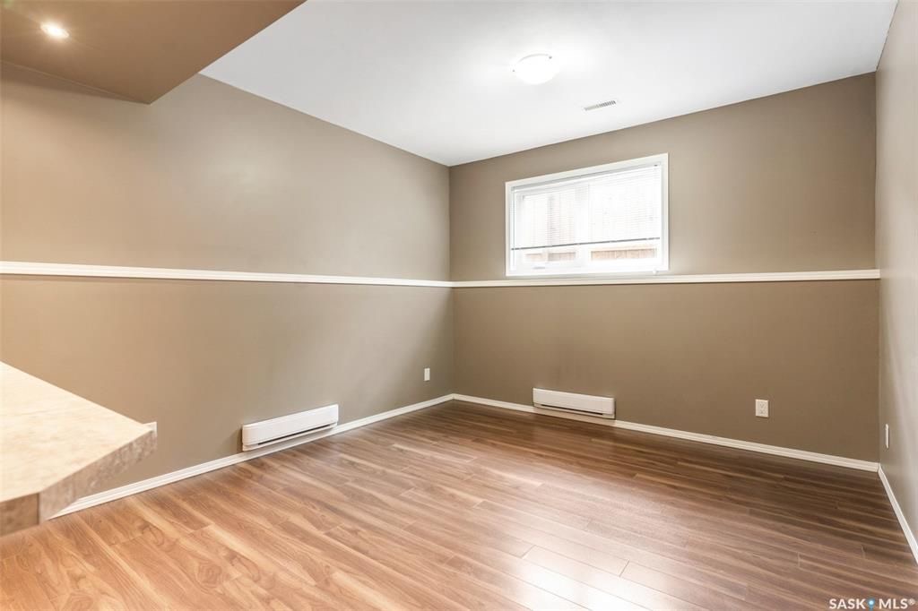 Stonebridge小区近1410尺错层独立屋出售，5房3卫，半地下室带合法出租2房1厅1厨1卫分电表，独立出入独立洗衣烘干，独立热水器。高档装修，连房加大尺寸双车库，双层露台。后院私密性好没有邻居相连。主层挑高顶，木地板，枫木橱柜，大厨房带独立角柜，主卧带独立洗手间和步入衣柜 - 21