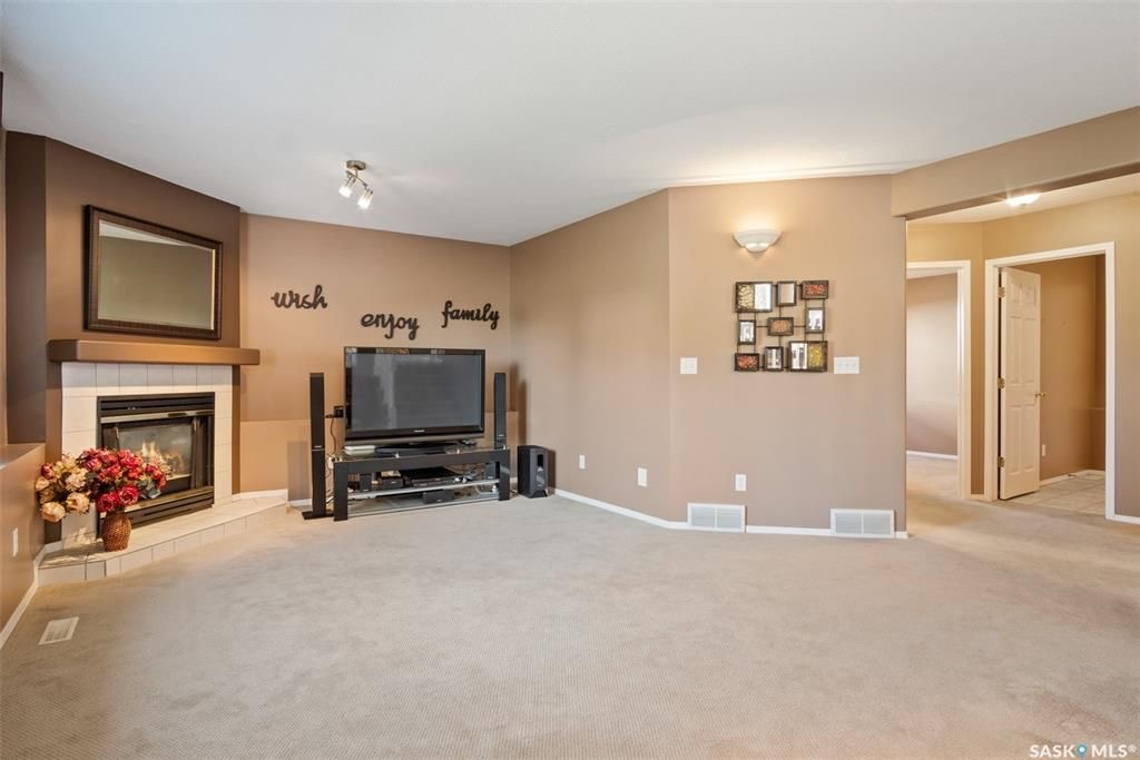 Erindale小区核心地段4房3卫1979尺独立屋出售。步行百米至两所小学Dr. John G. Egnatoff & Father Robinson), 两所高中 St Joseph & Centennial Collegiate, 购物及公园。房屋保养好，开放设计，采光通透 - 18