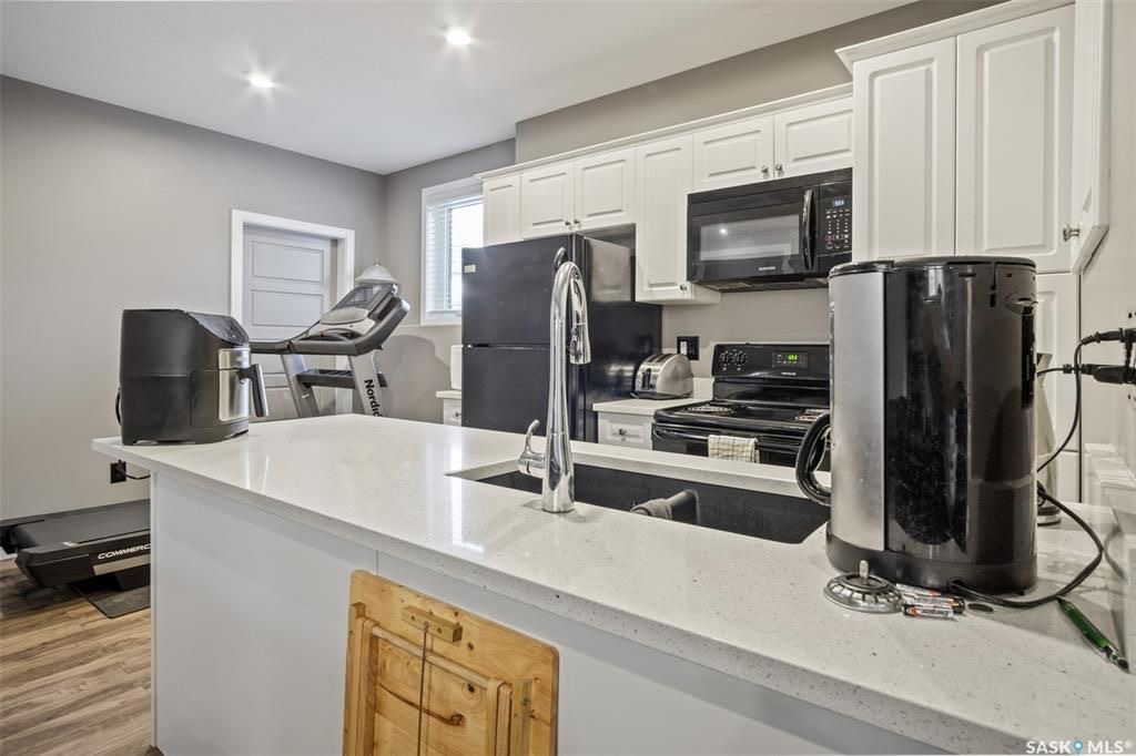 Aspen Ridge小区1165尺错层独立屋出售，本地西人业主，6房3卫，半地下室大窗带合法出租1厨1厅 2房间1卫分电表，独立出入独立洗衣烘干，独立热水器换风系统，另有1大厅或者房间用于主层住户使用，高档装修，全屋9尺，大理石台面，升级厨柜，双车库，拐角地块多停车位，带顶露台 - 29