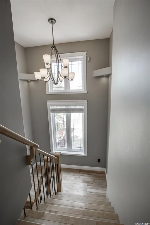 Evergreen小区核心安静路段，位于公园对面，近两所小学近1860尺两层独立屋出售 5房4卫，2011年建，三车库其中一个可通后院，高档装修，房屋保养佳：二楼大尺寸房间全实木地板，厨房卫浴大理石台面组合。地下室9尺层高装修有2房一厅一卫一吧台。开价：$619900。 - 8