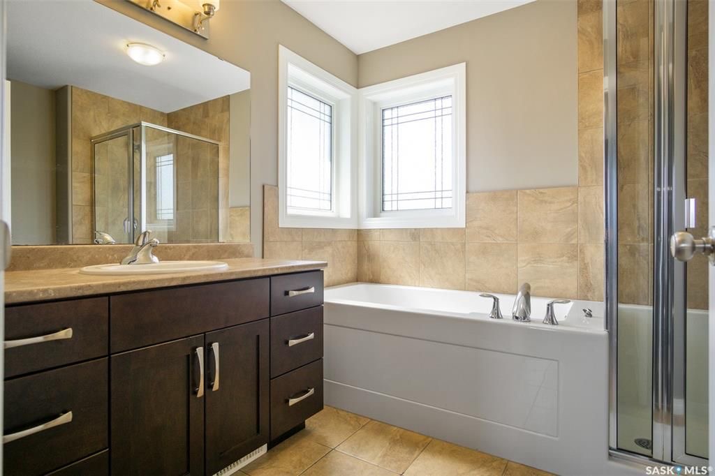 Willowgrove小区1307尺2010年建4房3错层独立屋出售，位置便利步行至两所willowgrove小学，附近高中，购物广场。挑高天花板，实木地板，厨房不锈钢设备。主卧步入式衣橱，主卧卫生间内有按摩浴缸。地下室层高9 feet，装修有一房，一个大家庭厅，一卫。 - 7