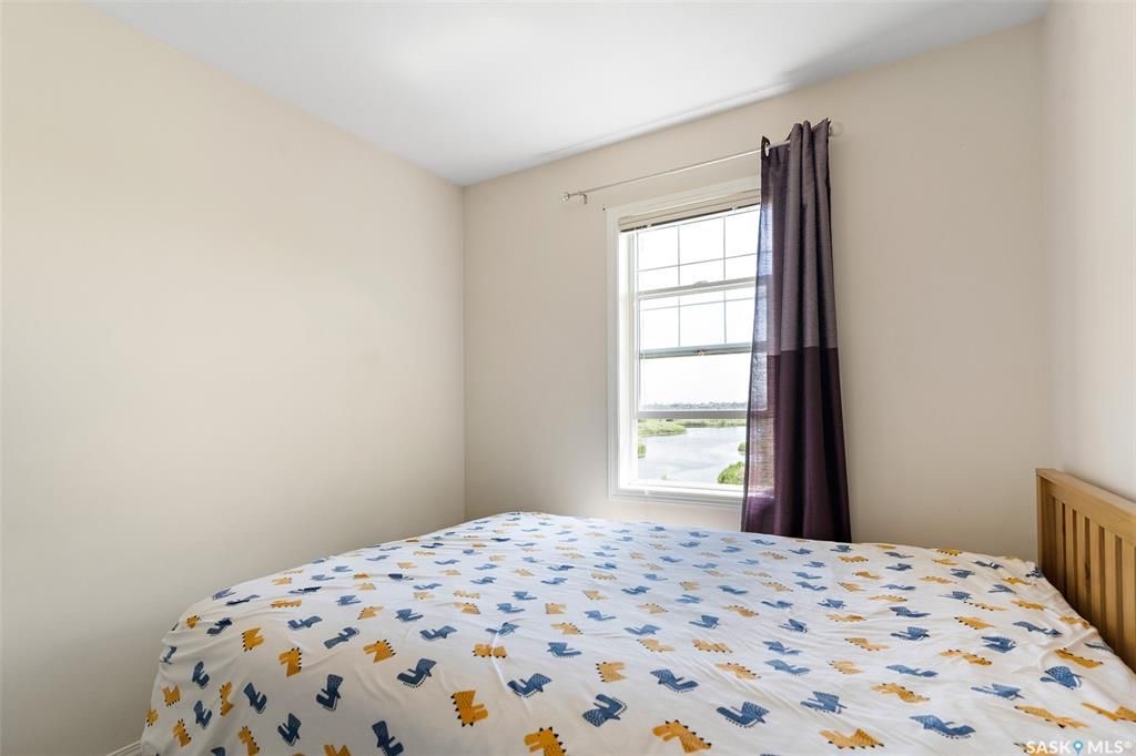 Lakewood小区2003年建3室2卫湖景联排，后院紧邻小湖公园绿地，好风景，好采光。房屋保养好，带双车位，新装中央空调，新换洗衣机，洗碗机，微波炉抽油烟机。客厅实木地板。可以步行至附近商业购物方便，近小学。状况好，保养如新，开价$239000。 有意请联系地产经纪Gary G - 17