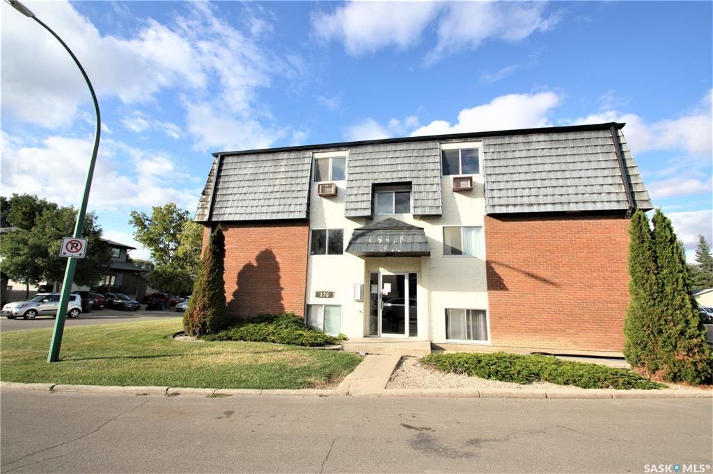 West College Park小区2室一厅公寓出售，2楼边户，带独立洗衣房，较新地板，橱柜，大理石台面，带一个地上插电车位。步行至小学，Evan Hardy高中，近公交站直达大学。挂牌价格 $109000。详情联系Royal LePage地产经纪Gary Gai 盖王睿 - 3